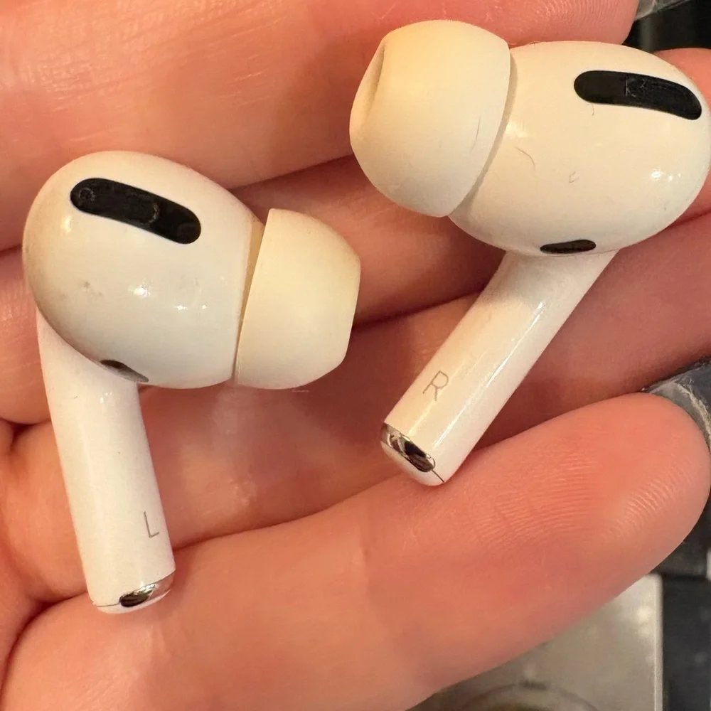 Apple White Wireless Earbuds with Charging Case